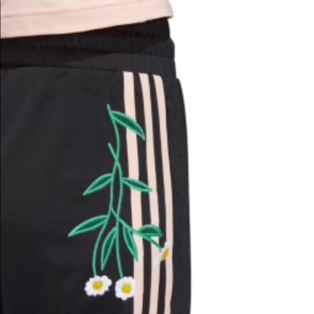Adidas jogger trackpant.